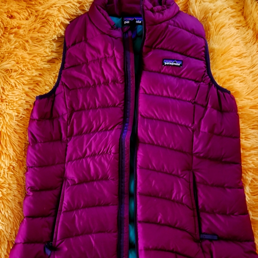 THIS IS A CHILDS SIZE XXL SO A WOMENS SMALL PATAGONIA VEST